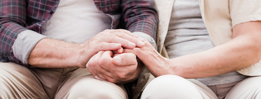 pareja apretandose las manos